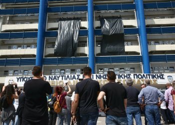 Δυστύχημα στο Πέραμα: Ελεύθεροι οι τέσσερις συλληφθέντες, αναμένεται να οριστεί δικάσιμος – Ένταση και μαύρα πανιά από απεργούς στο υπ Ναυτιλίας