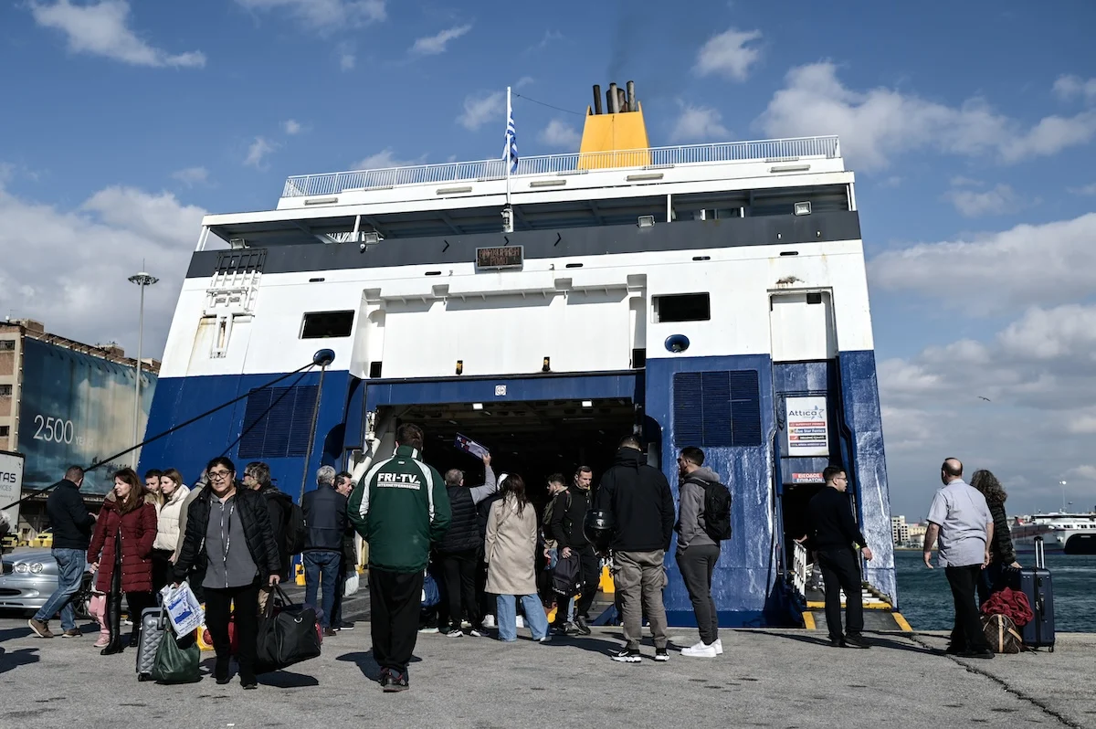 Πάσχα σαν… Δεκαπενταύγουστος: «Βουλιάζουν» ήδη τα λιμάνια από επιβάτες