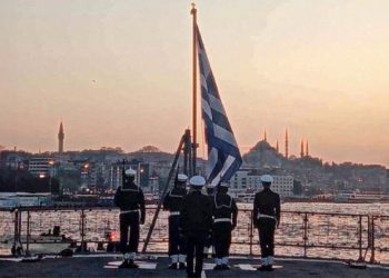 Η έπαρση της σημαίας στη φρεγάτα «Θεμιστοκλής» με θέα το Βόσπορο – Δείτε φωτογραφία