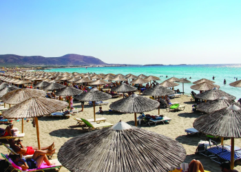 “Απάτητες” αλλά με… ομπρελοκαθίσματα οι παραλίες της Κρήτης