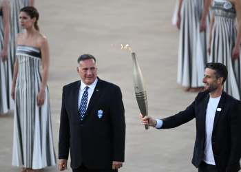 Ολυμπιακοί Αγώνες: Το ταξίδι της Φλόγας στη Μασσαλία και η εντυπωσιακή τελετή Παράδοσης