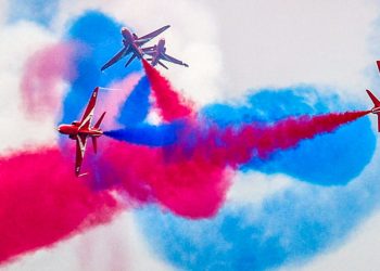 Red Arrows: Οι Βρετανοί πιλότοι «έκλεψαν τις εντυπώσεις» με τους εκπληκτικούς ελιγμούς τους [pics, vid]