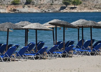 To Ελεγκτικό Συνέδριο «καρφώνει» δήμους και κτηματικές υπηρεσίες: Κάνουν ελέγχους στις παραλίες μόνο μετά από καταγγελίες, καθυστερούν με τα πρόστιμα