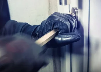 Οι οδηγίες της ΕΛ.ΑΣ. για όσους φεύγουν διακοπές – Τα 4 απλά βήματα για να αποφύγουμε τους διαρρήκτες