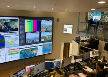 Μέσα στο War Room της Πολιτικής Προστασίας που διαχειρίζεται τα πύρινα μέτωπα της χώρας