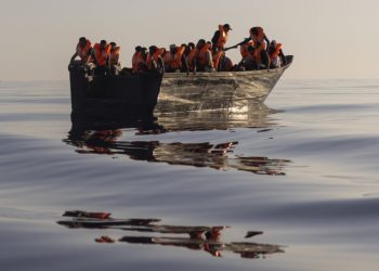 Ιταλία: Πλεούμενο που μετέφερε μετανάστες ανετράπη ανοικτά της Λαμπεντούζας – Τουλάχιστον 20 νεκροί