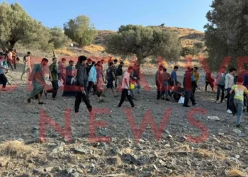 Νέο μπαράζ αφίξεων παράτυπων μεταναστών στα νότια παράλια της Κρήτης – Φωτογραφίες