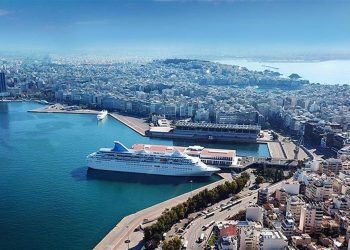 Λιμάνι Πειραιά:  Μεγάλη επιχείρηση του Λιμενικού από πτώση οχήματος στη θάλασσα