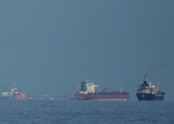 Περισσότερα από 1.100 πλοία παραμένουν εγκλωβισμένα στον Περσικό Κόλπο παρά τη συμφωνία ΗΠΑ – Ιράν