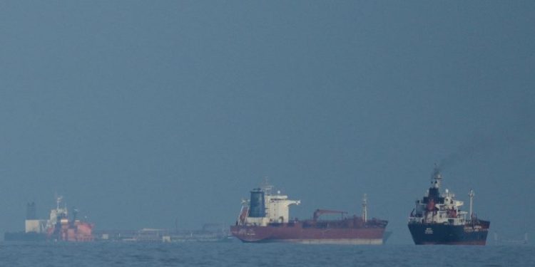 Περισσότερα από 1.100 πλοία παραμένουν εγκλωβισμένα στον Περσικό Κόλπο παρά τη συμφωνία ΗΠΑ – Ιράν