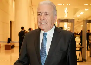Η Κομισιόν «αθωώνει» τον Αβραμόπουλο: «Δεν διαπιστώθηκε παραβίαση όρων από τον πρώην επίτροπο» – Ακύρωση του εντάλματος ζητεί ο βουλευτής της ΝΔ