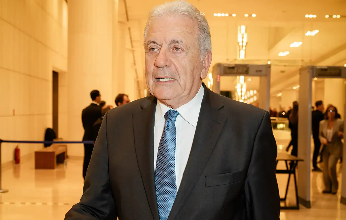 Η Κομισιόν «αθωώνει» τον Αβραμόπουλο: «Δεν διαπιστώθηκε παραβίαση όρων από τον πρώην επίτροπο» – Ακύρωση του εντάλματος ζητεί ο βουλευτής της ΝΔ