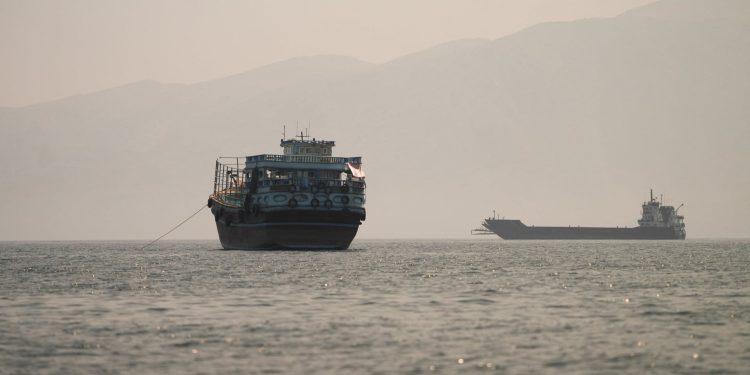 Η καθυστέρηση ξεκινά από τα καρκινοειδή – Ένα πανάρχαιο πρόβλημα για τα εγκλωβισμένα πλοία στο Ορμούζ