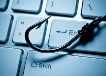 Παρήγγειλαν tablet και παρέλαβαν… παντόφλες: Πώς δρούσαν τα «μαϊμού» e-shops σε TikTok και Instagram