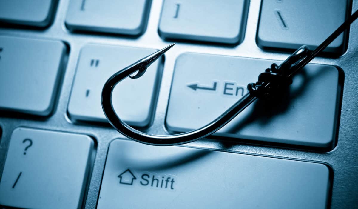 Παρήγγειλαν tablet και παρέλαβαν… παντόφλες: Πώς δρούσαν τα «μαϊμού» e-shops σε TikTok και Instagram