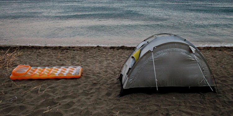 Ελεύθερο κάμπινγκ: Η νομοθεσία και το πρόστιμο – Όσα ισχύουν