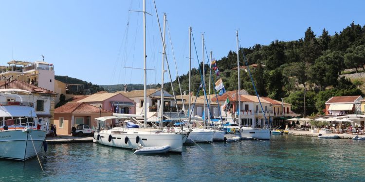 Μεγάλη φωτιά σε τουριστικά σκάφη στο λιμάνι των Παξών