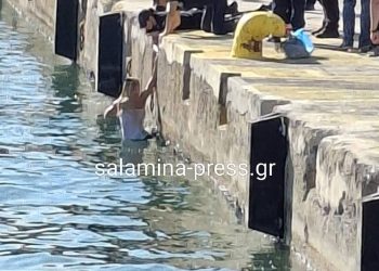 Αναστάτωση στο λιμάνι του Πειραιά: “Κολυμβήτρια” καθυστέρησε δρομολόγιο προς Σαλαμίνα (βίντεο)