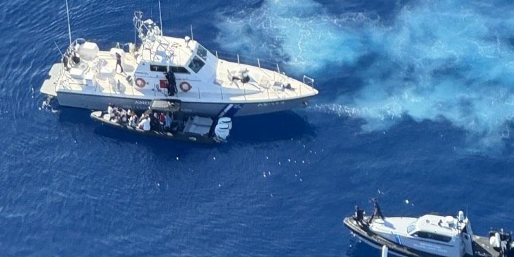 Καταδίωξη ταχύπλοου με 50 κόμβους – Διακινητές μεταναστών Έλληνας και Κύπριος