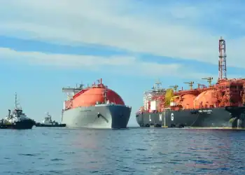Στα «σκαριά» το FSRU στους Αγίους Θεοδώρους από AKTOR και Motor Oil: Τι σημαίνει για τον κόλπο της Ελευσίνας