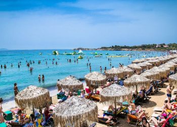 «Σκλαβωμένες» παραλίες – Ιδιώτες και τσουχτερό εισιτήριο σε όλη την Αθηναϊκή Ριβιέρα