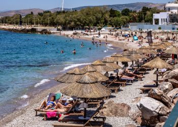 Ακριβή η βουτιά στις παραλίες της Αττικής: Πόσο κοστίζει το σετ ξαπλώστρες και η μοναδική επιλογή χωρίς είσοδο