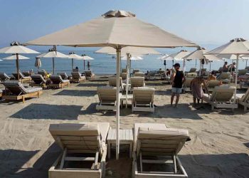 Χειροπέδες σε 72χρονο στην Ανάβυσσο: Λειτουργούσε σφραγισμένο κατάστημα με 600 παράνομες ξαπλώστρες και ομπρέλες