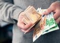 Συντάξεις Δημοσίου: Επανασυνδέονται με τους μισθούς των εν ενεργεία – Ποιοι δικαιούνται έως 80%
