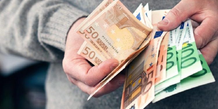 Συντάξεις Δημοσίου: Επανασυνδέονται με τους μισθούς των εν ενεργεία – Ποιοι δικαιούνται έως 80%