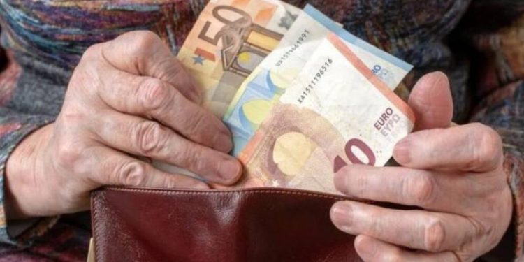 Συντάξεις: Αυξήσεις έως 100 ευρώ και αναδρομικά για ειδικές κατηγορίες δημοσίων υπαλλήλων και στρατιωτικών