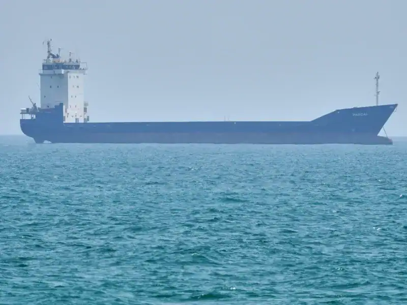 Εύθραυστη ηρεμία: Πυρκαγιά σε τάνκερ με νεκρό ανοιχτά του Ομάν – Ιρανικές απειλές χωρίς νέα πλήγματα