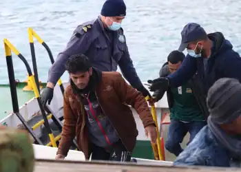 Μεταναστευτικό: Αναβρασμός στην Κρήτη – Οι δήμαρχοι υψώνουν τείχος στις δομές