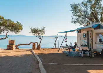 Τροχόσπιτα: Τα νέα δεδομένα για τη στάθμευση σε τουριστικούς προορισμούς