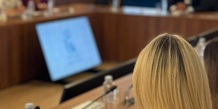Γυναίκα, οικογένεια και Λιμενικό: Η παγίδα των στερεοτύπων πίσω από μια επικοινωνιακή πρωτοβουλία