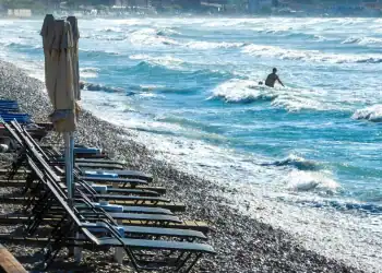 Ξαπλώστρες από 5 έως 340 ευρώ: Ακριβή υπόθεση το μπάνιο τις οργανωμένες παραλίες της Αττικής