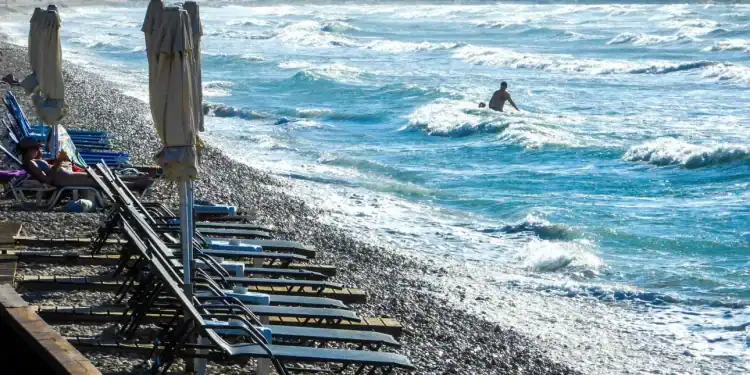 Ξαπλώστρες από 5 έως 340 ευρώ: Ακριβή υπόθεση το μπάνιο τις οργανωμένες παραλίες της Αττικής
