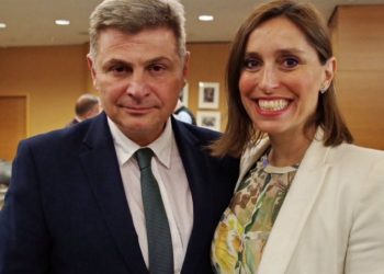 Οργή Φαραντούρη για τον θόρυβο με την απόσπαση της συζύγου του στην ΕΕ: Καταξιωμένες γυναίκες στόχος ανδρών με πλαστά πτυχία
