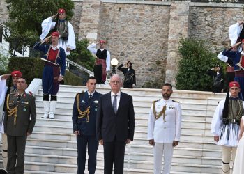 Δεξίωση για την αποκατάσταση της Δημοκρατίας: Ποιοι αρχηγοί θα πάνε Προεδρικό, ποιοι… το σκέφτονται, ποιοι είπαν «όχι» και ποιοι δεν προσκλήθηκαν