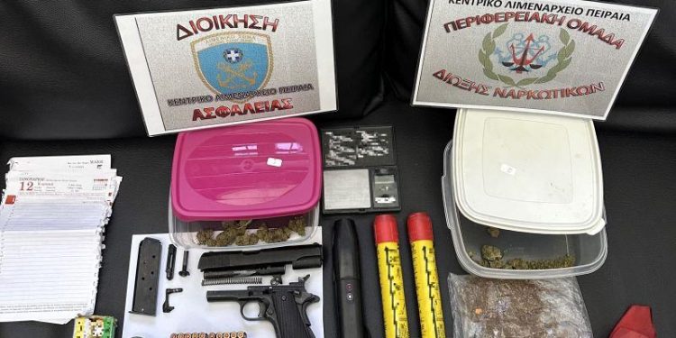 Έφοδος του Λιμενικού σε σπίτι στην Αττική: Πιστόλι, taser, σπαθί και πάνω από 330 γραμμάρια κάνναβης στα χέρια των Αρχών! Αναζητείται ο ιδιοκτήτης