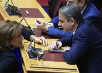 Συνταγματική Αναθεώρηση: Διαφοροποίηση Μπακογιάννη – Ψήφισε «παρών» για τις αλλαγές στη θητεία του Προέδρου της Δημοκρατίας