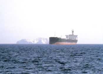 Τέσσερα δεξαμενόπλοια άλλαξαν πορεία στα Στενά του Ορμούζ μετά τις επιθέσεις σε πλοία