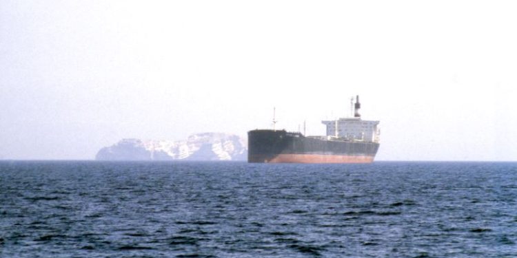 Τέσσερα δεξαμενόπλοια άλλαξαν πορεία στα Στενά του Ορμούζ μετά τις επιθέσεις σε πλοία