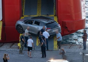 Αναστάτωση στο λιμάνι της Ραφήνας: Αυτοκίνητο σφήνωσε στον καταπέλτη πλοίου