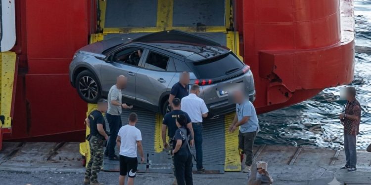 Αναστάτωση στο λιμάνι της Ραφήνας: Αυτοκίνητο σφήνωσε στον καταπέλτη πλοίου