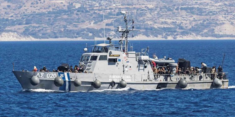 Κατερίνη: Λέμβος ανατράπηκε την Ολυμπιακή Ακτή – Διασώθηκαν τρεις