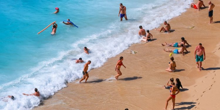 Η αόρατη παγίδα στις παραλίες: Το φαινόμενο που «καταπίνει» ακόμα και έμπειρους κολυμβητές