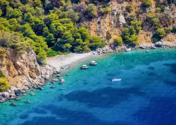 Ακτοπλοϊκά έως 20€: Οι φθηνότερες νησιωτικές αποδράσεις του καλοκαιριού