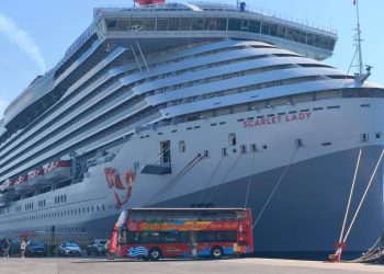 Χανιά: Κατέπλευσε στη Σούδα το “Scarlet Lady” – Βρήκε “καταφύγιο” στα Χανιά μετά τις απαγορεύσεις