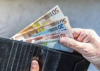 Αυξήσεις μισθών και συντάξεων: Τα σενάρια για κατώτατο μισθό και εθνική σύνταξη