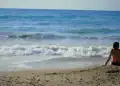 «Παρά θίν’ αλός»: Η αρχαία ελληνική φράση που κρύβει τη μαγεία της θάλασσας